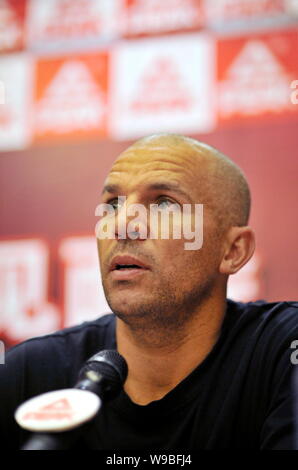 Giocatore di pallacanestro di NBA Jason Kidd del New Jersey Nets è visto nel corso di una conferenza stampa come immagine ambasciatore cinese di azienda di abbigliamento sportivo di picco i Foto Stock