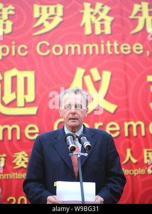 IOC (Comitato olimpico internazionale) Presidente Jacques Rogge parla ad una cerimonia di benvenuto per la sua visita a Wuxi City East Chinas provincia dello Jiangsu, Foto Stock