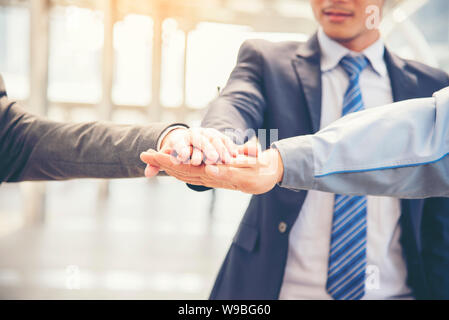 Asian multiculturale di colleghi di lavoro persone consulting all'aperto nella città moderna. La diversità dei colleghi parlare di team fiducia nel partenariato. Consulente co Foto Stock