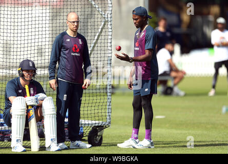 L'Inghilterra del Jason Roy, Jack Leach e Jofra Archer durante una sessione di reti a Lord's, Londra. Foto Stock