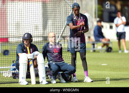 L'Inghilterra del Jason Roy, Jack Leach e Jofra Archer durante una sessione di reti a Lord's, Londra. Foto Stock