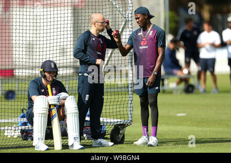 L'Inghilterra del Jason Roy, Jack Leach e Jofra Archer durante una sessione di reti a Lord's, Londra. Foto Stock