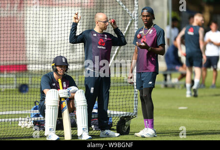 L'Inghilterra del Jason Roy, Jack Leach e Jofra Archer durante una sessione di reti a Lord's, Londra. Foto Stock