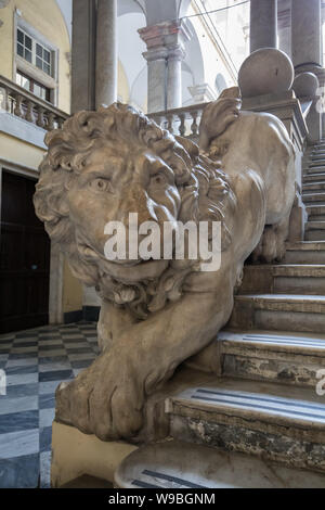 Marnble lion su per le scale in una villa nel centro storico della città di Genova Foto Stock