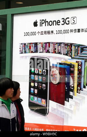 I residenti locali a piedi passato un annuncio per iPhone 3GS ha lanciato da Apple e China Unicom in Weifang Ciry, est Chinas Provincia di Shandong, 19 marzo Foto Stock