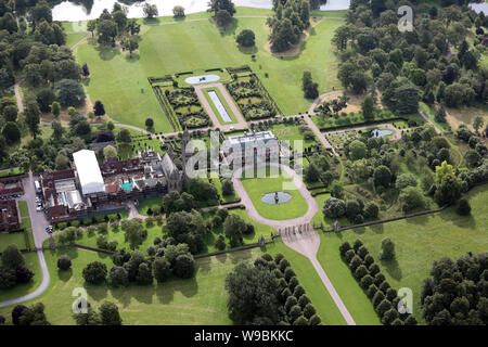 Vista aerea di Eaton Hall del Duca di Westminster Station Wagon Eaton nel Cheshire, Regno Unito Foto Stock