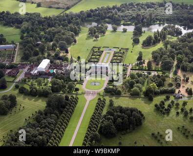 Vista aerea di Eaton Hall del Duca di Westminster Station Wagon Eaton nel Cheshire, Regno Unito Foto Stock