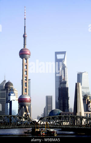 Vista del ponte Waibaidu oltre Suzhou Creek e il Quartiere Finanziario di Lujiazui con la Oriental Pearl TV Tower, la Torre Jinmao, Shanghai wor Foto Stock