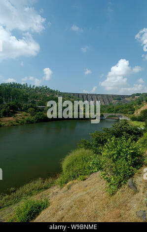 Diga Bhandardara vicino a Igatpuri, in i Ghati occidentali dell India. Situato nel Tehsil Akole Ahmednagar district Maharashtra, India. Foto Stock