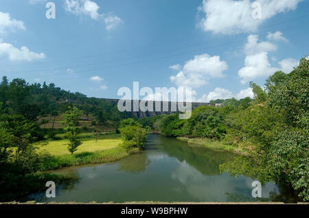 Diga Bhandardara vicino a Igatpuri, in i Ghati occidentali dell India. Situato nel Tehsil Akole Ahmednagar district Maharashtra, India. Foto Stock