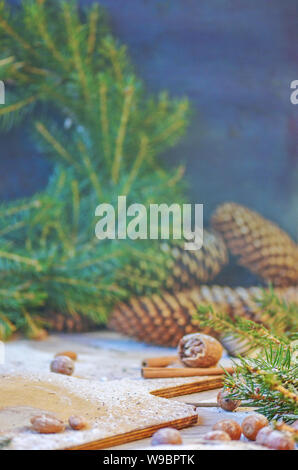 Albero di natale rami coni e dadi. Natale sfondo di legno con decorazione naturale con copia spazio. Foto Stock