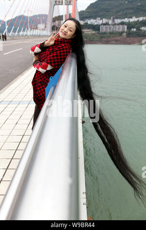 Migrante cinese Cheng Shiqun mostra i suoi capelli lunghi per contrassegnare il livello di acqua del fiume Yangtze raggiungendo i 174 metri in tre gole serbatoio a Yun Foto Stock