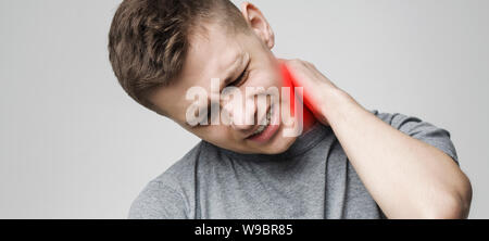 Stanco uomo il suo massaggio collo infiammate, panorama Foto Stock