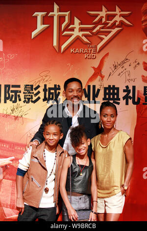 Attore di Hollywood Will Smith e sua moglie Jada Pinkett Smith, il loro figlio Jaden Smith, a sinistra e la loro figlia Willow Smith pongono alla premiere del movi Foto Stock