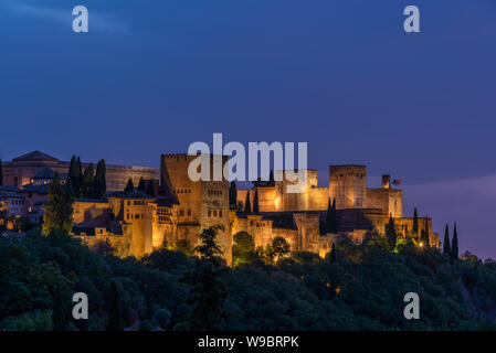 A sinistra si trova il Palazzo di Carlos V, in mezzo il palazzo principale dalla dinastia Nasrid e a destra è la Alcazaba. Foto Stock