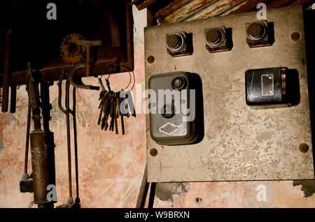 Vecchio, antichi e workshop abdandoned nell'oscurità Foto Stock