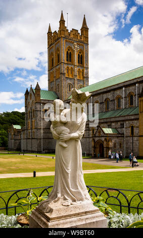 Regno Unito, Inghilterra, Devon, Buckfast, Abbazia cistercense, Statua di Gesù e di Maria nella Chiesa abbaziale Foto Stock