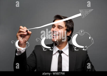 Uomo d'affari che disegna una tabella di successo Foto Stock