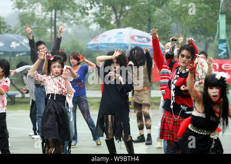 Il cinese Michael Jackson fan ballare la canzone Thriller di Michael Jackson durante il brivido del mondo evento in Chongqing Cina, domenica 25 ottobre 2 Foto Stock