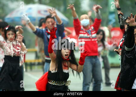 Il cinese Michael Jackson fan ballare la canzone Thriller di Michael Jackson durante il brivido del mondo evento in Chongqing Cina, domenica 25 ottobre 2 Foto Stock