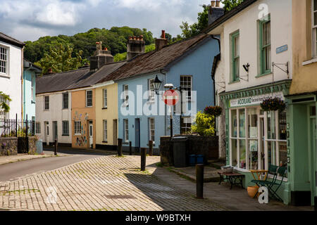 Regno Unito, Inghilterra, Devon, Buckfastleigh, Elliott Plain, Fore Street Junction, lande galleria e negozio di arredamento dai colori vivaci case dipinte Foto Stock