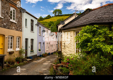 Regno Unito, Inghilterra, Devon, Buckfastleigh, colorfully case dipinte in corsia senza nome dietro Fore Street Foto Stock