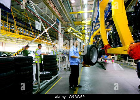 --FILE--cinese operai assemblare automobili Ford sulla linea di produzione presso l'impianto automatico di ChangAn Ford, la joint venture tra Ford un Foto Stock