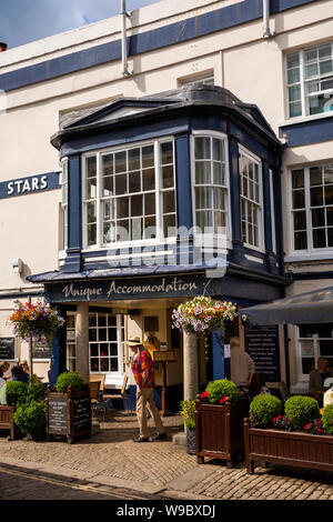 Regno Unito, Inghilterra, Devon, Totnes, Fore Street, Royal 7 stars Hotel, camera sopra il portico di ingresso Foto Stock