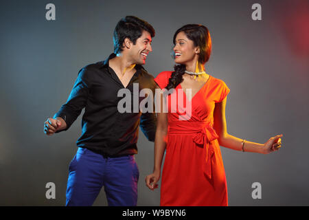 Coppia giovane dancing Foto Stock