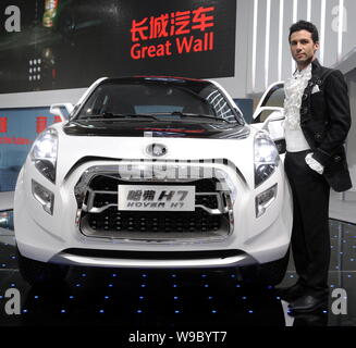 Un modello di posa con un grande muro Hover H7 al tredicesimo Shanghai industria automobilistica internazionale mostra, noto come auto Shanghai 2009, in Shanghai Foto Stock