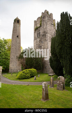 In Irlanda, il Leinster, Fingal, spade, St Columbas chiesa antica torre rotonda e la medievale torre della vecchia chiesa Foto Stock