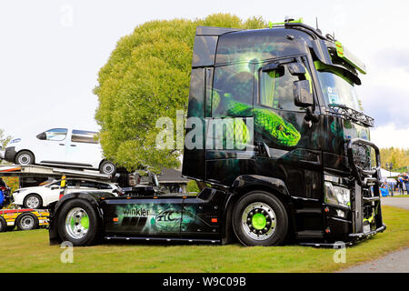 Alaharma, Finlandia. Il 9 agosto 2019. Personalizzato di Renault Trucks T autocarro verde Mamba 2 dell'Olaf Sattler visualizzati sul settore autotrasporto potenza Eventi Carrello Sho Foto Stock