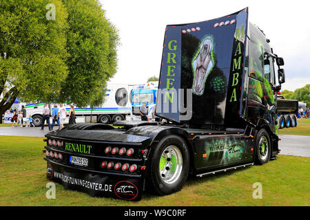 Alaharma, Finlandia. Il 9 agosto 2019. Personalizzato di Renault Trucks T autocarro verde Mamba 2 dell'Olaf Sattler visualizzati sul carrello di alimentazione mostra 2019. Foto Stock