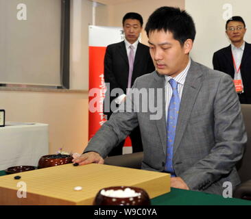 Chinas Chang Hao compete contro laccati. Takao Shinji (invisibile) presso l'undicesimo round del decimo di Nong Shim Cup Campionato di andare in Cina a Shanghai, Martedì Foto Stock