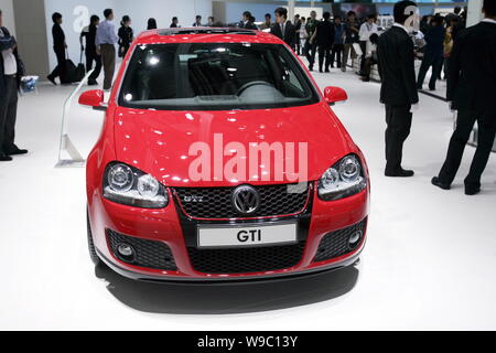 --FILE--una Volkswagen Golf GTI è visibile sul display presso il Beijing International Automotive Exhibition 2008, noto come Auto China 2008, a Pechino, Cina Foto Stock