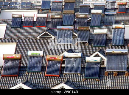 --FILE--energia solare di acqua calda sono visibili sulla parte superiore della zona residenziale di edifici di appartamenti a Yichang city, porcellane centrale provincia di Hubei, 22 ottobre 2009. Foto Stock