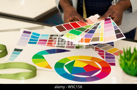 Afro mani femminili la scelta dei campioni di colore In Design Studio, Primo Piano Foto Stock