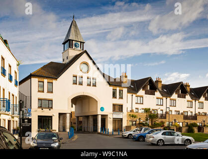 In Irlanda, il Leinster, Fingal, Co Dublin, Malahide, New Street, ingresso al Villaggio Marina lungomare lo sviluppo di alloggiamento Foto Stock