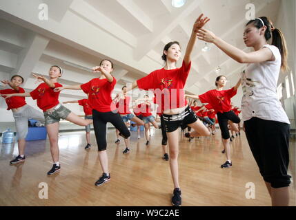 Rituale cinese ragazze esercizio durante un galateo sessione di formazione per l'XI Giochi Nazionali di Cina a Jinan City East Chinas provincia di Shandong, Foto Stock