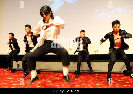 Ballerini cinesi imitando Michael Jackson eseguire durante una cerimonia commemorativa prima della premiere di Michael Jacksons documentario questo è Foto Stock