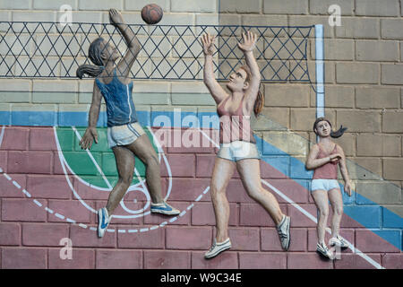 Un murale su una scuola di Tiradentes raffiguranti le ragazze la riproduzione di netball Foto Stock