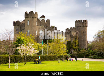 In Irlanda, il Leinster, Fingal, Co Dublin, il Castello di Malahide, i visitatori si sedette sul prato da banco Foto Stock