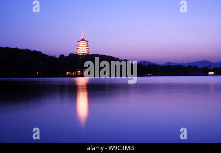 Vista notturna del West Lake e Leifeng Pagoda in Hangzhou, est Chinas nella provincia di Zhejiang, 29 marzo 2007. Foto Stock