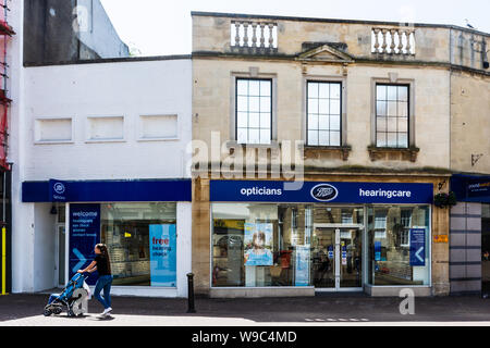 Un ramo della catena Boots Opticians e ascoltare i centri di cura in Trowbridge Wiltshire Foto Stock