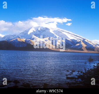 Il paesaggio del Lago Karakul e neve montagne in Tashkurgan tagiko contea autonoma nel nord-ovest Chinas Xinjiang Uygur Regione autonoma. Foto Stock