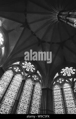 L'interno della cattedrale di Salisbury, Inghilterra, Regno Unito in bianco e nero e girato in una prospettiva ad angolo basso. Foto Stock