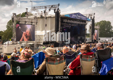 Ox282 UK, Inghilterra, Oxfordshire, Cropredy, Fairport della Convenzione Cropredy festival musicale annuale, Damian Wilson sul grande schermo durante la Wilson e Wakeman Foto Stock