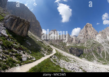 Mugoni del piccolo gruppo montuoso di Cima Sud di vertice) e Zigolade pass come visto f nel mezzo del Catinaccio massiccio, Dolomiti, Sout Tyro Foto Stock