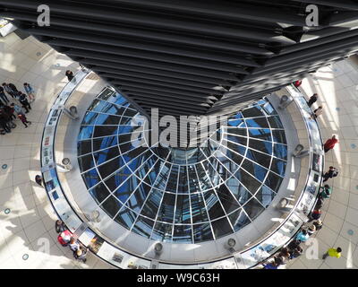 Cupola interna con specchio dell'edificio Reichstag Esempio di energia solare di autoconsumo Berlino, Germania Foto Stock