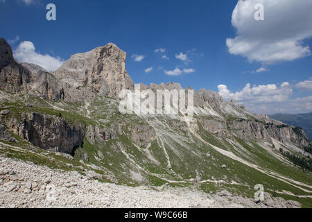 Mugoni del piccolo gruppo montuoso di Cima Sud di vertice) e Zigolade pass come visto f nel mezzo del Catinaccio massiccio, Dolomiti, Sout Tyro Foto Stock